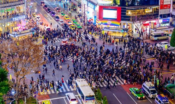 crowd in shibuya crossing